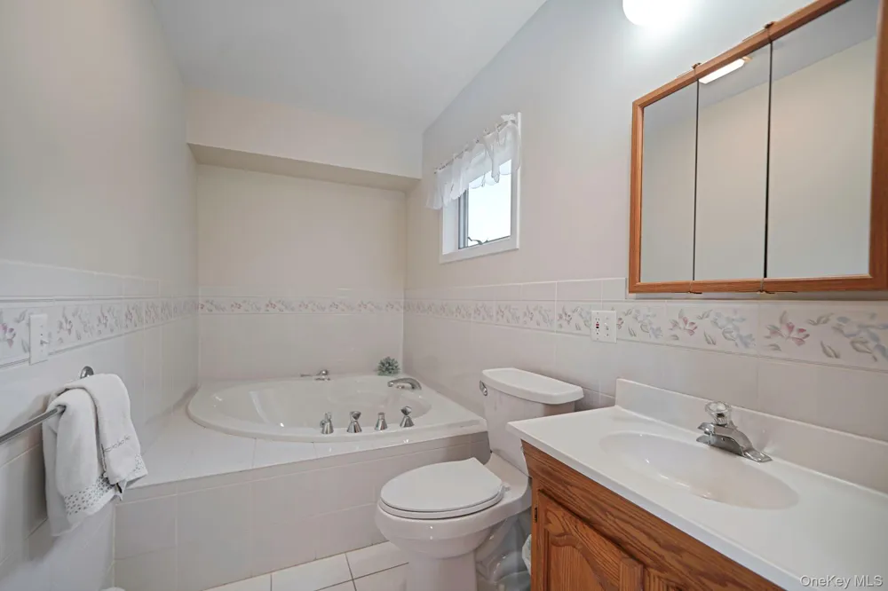 29 Seacove Lane South Jamesport, NY 11901