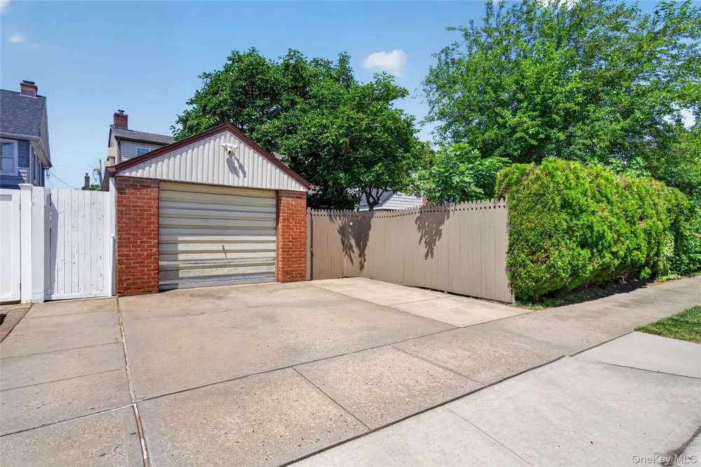 612 Marcellus Road Williston Park, NY 11596