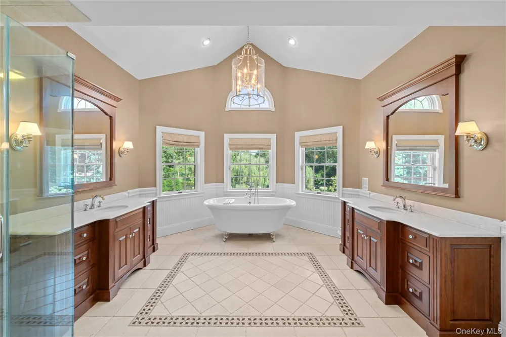 17 Hunt Court Old Brookville, NY 11545