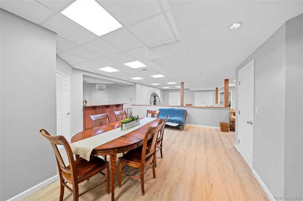 17 Hunt Court Old Brookville, NY 11545