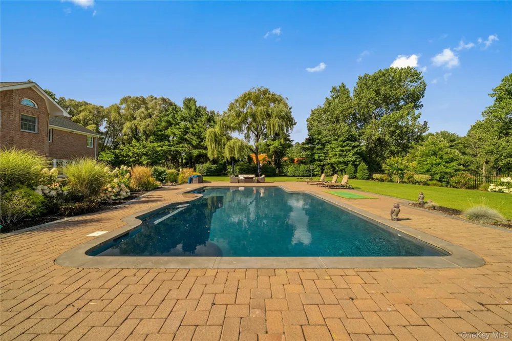 17 Hunt Court Old Brookville, NY 11545