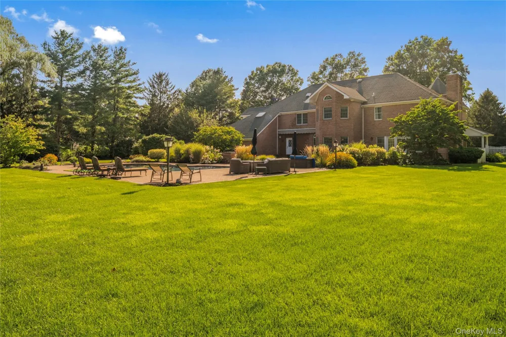 17 Hunt Court Old Brookville, NY 11545