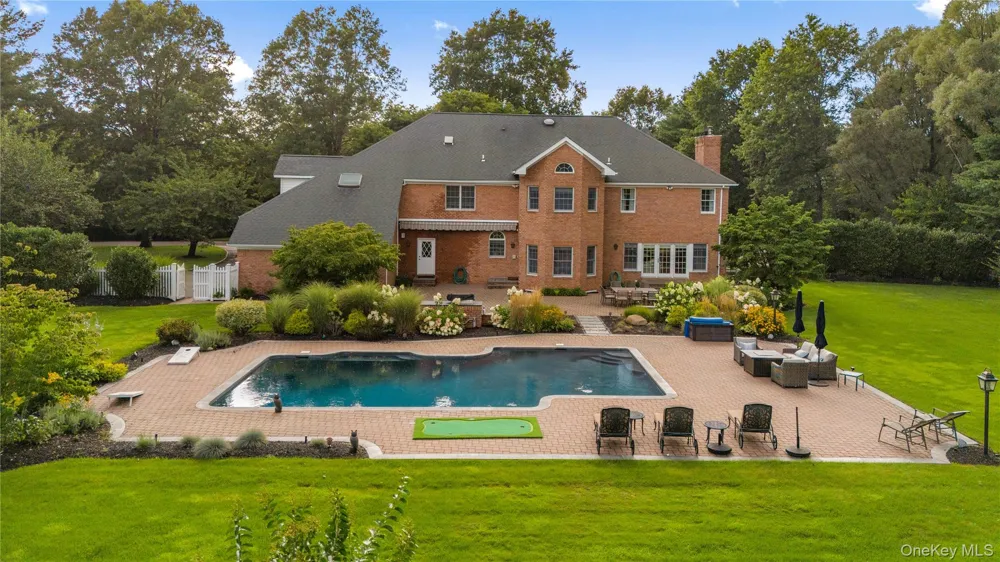 17 Hunt Court Old Brookville, NY 11545