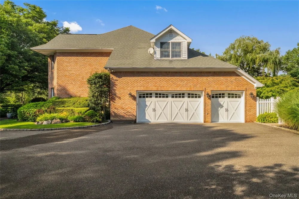 17 Hunt Court Old Brookville, NY 11545