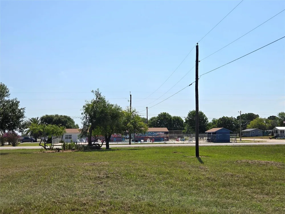 1528 W Bayshore Drive Palacios, TX 77465