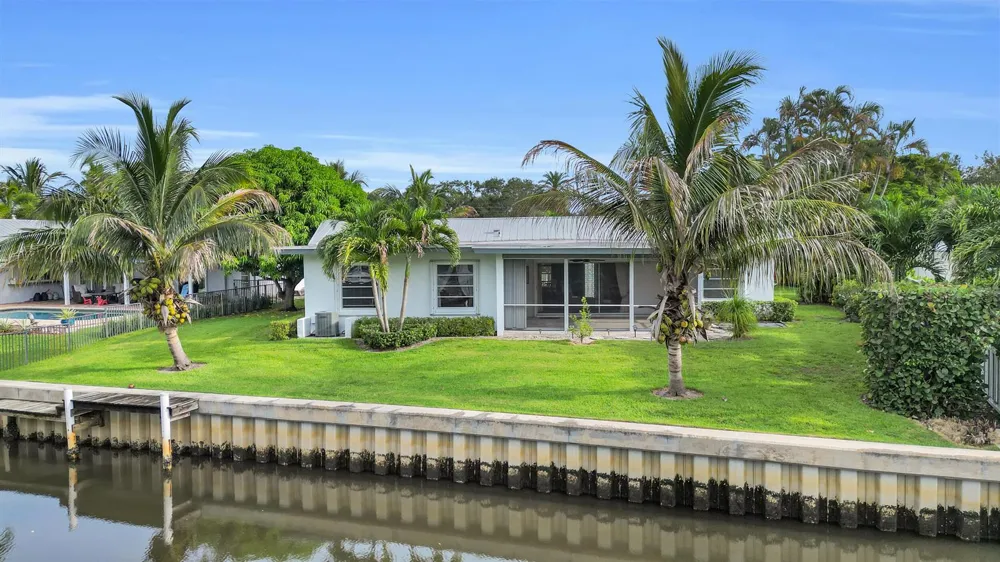 16 Country Club Circle Tequesta, FL 33469
