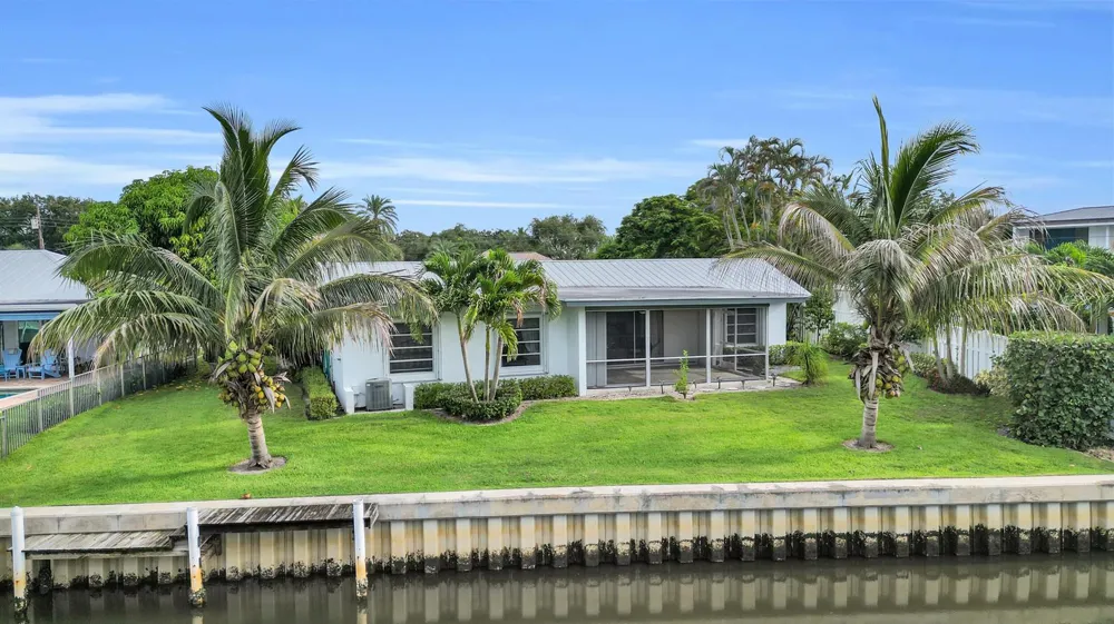 16 Country Club Circle Tequesta, FL 33469