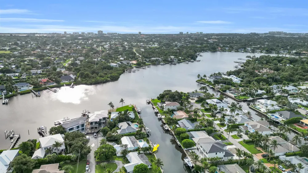 16 Country Club Circle Tequesta, FL 33469