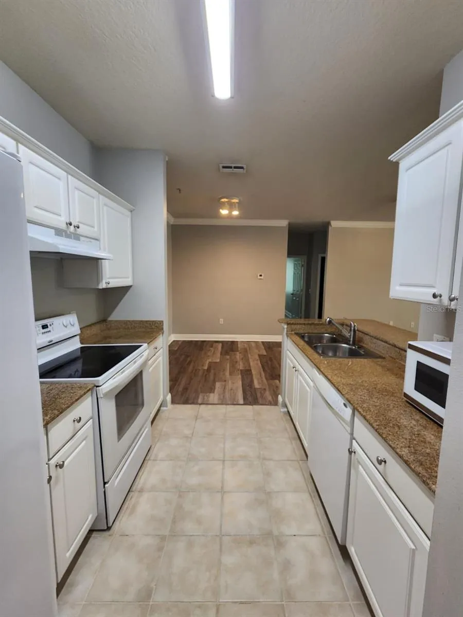 142 SOUTHERN PECAN CIRCLE #204 Winter Garden, FL 34787