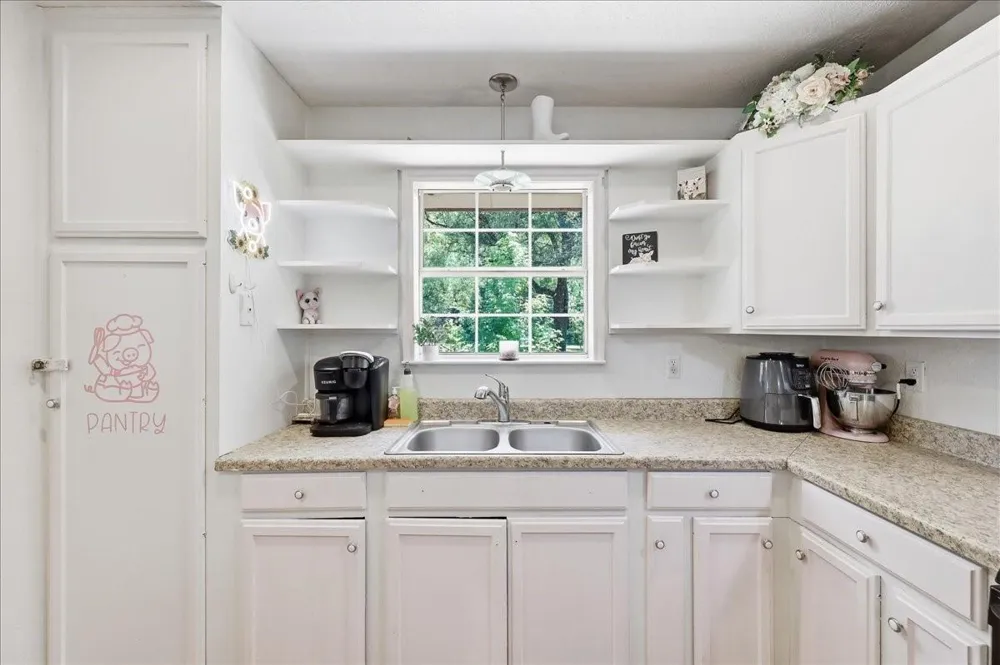 2260 S Timberlane Street Vidor, TX 77662
