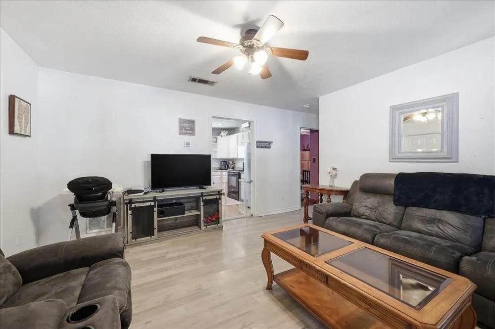 2260 S Timberlane Street Vidor, TX 77662