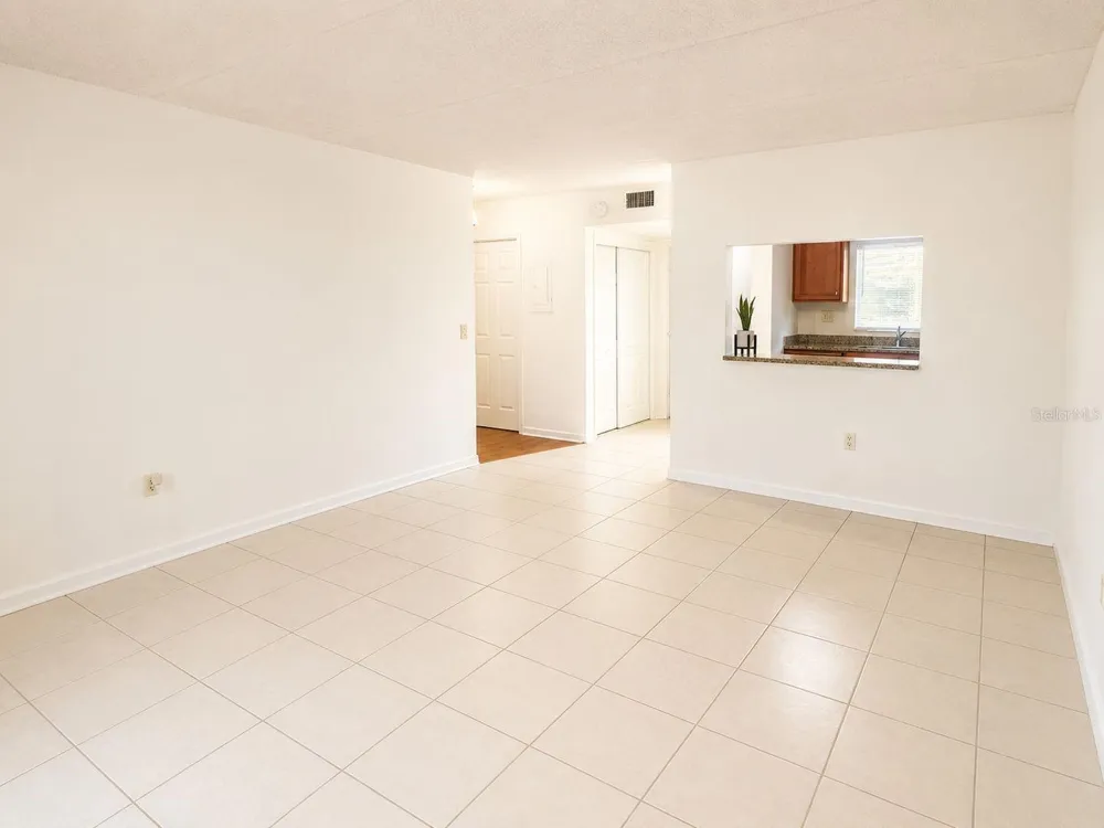 2812 SOMERSET PARK DRIVE #105 Tampa, FL 33613