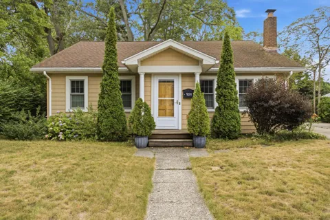 909 Moulton Avenue