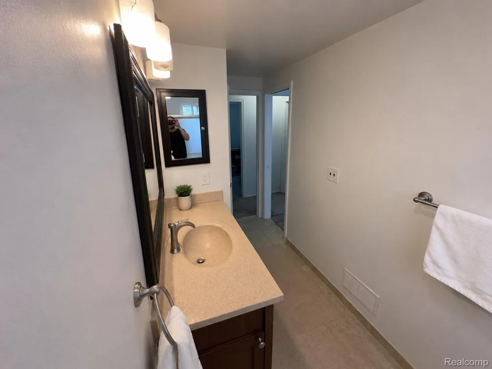 3757 Oxley Drive Troy City, MI 48083
