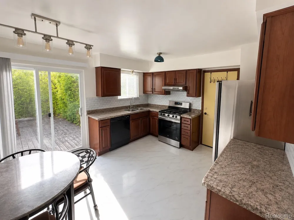 3757 Oxley Drive Troy City, MI 48083