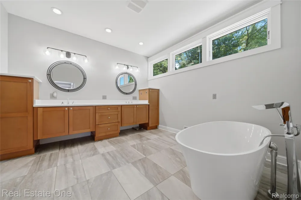 9276 Silverside Green Oak Township, MI 48178