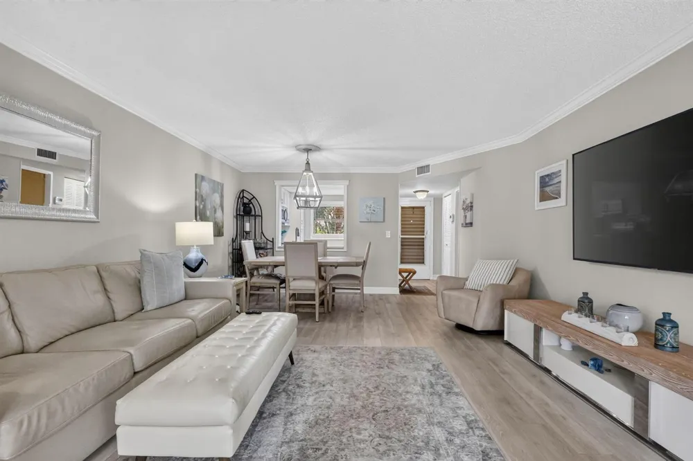 3951 Via Poinciana #209 Lake Worth, FL 33467