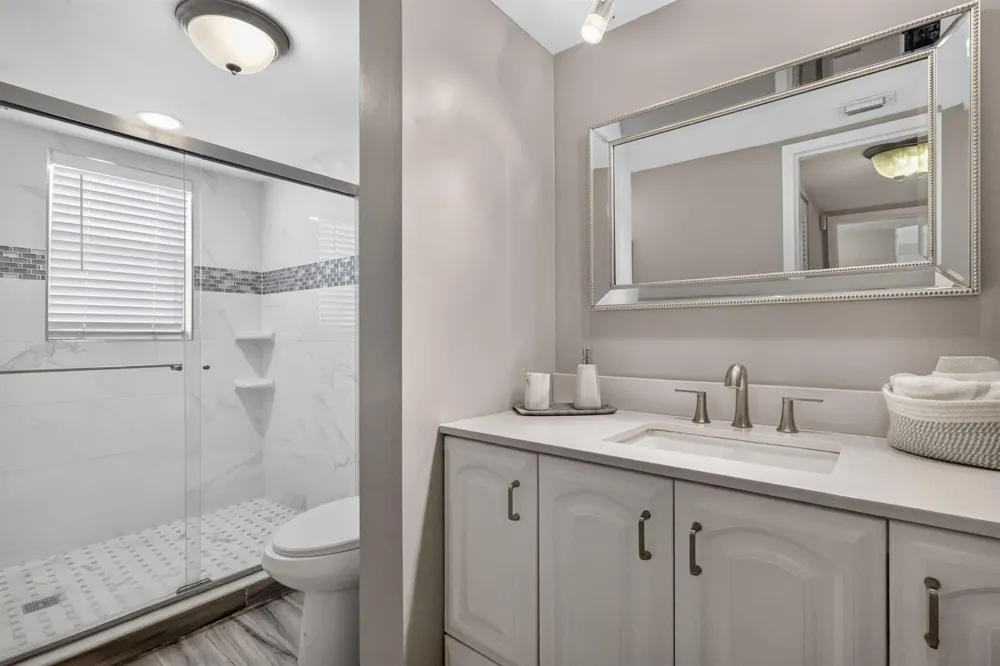 3951 Via Poinciana #209 Lake Worth, FL 33467