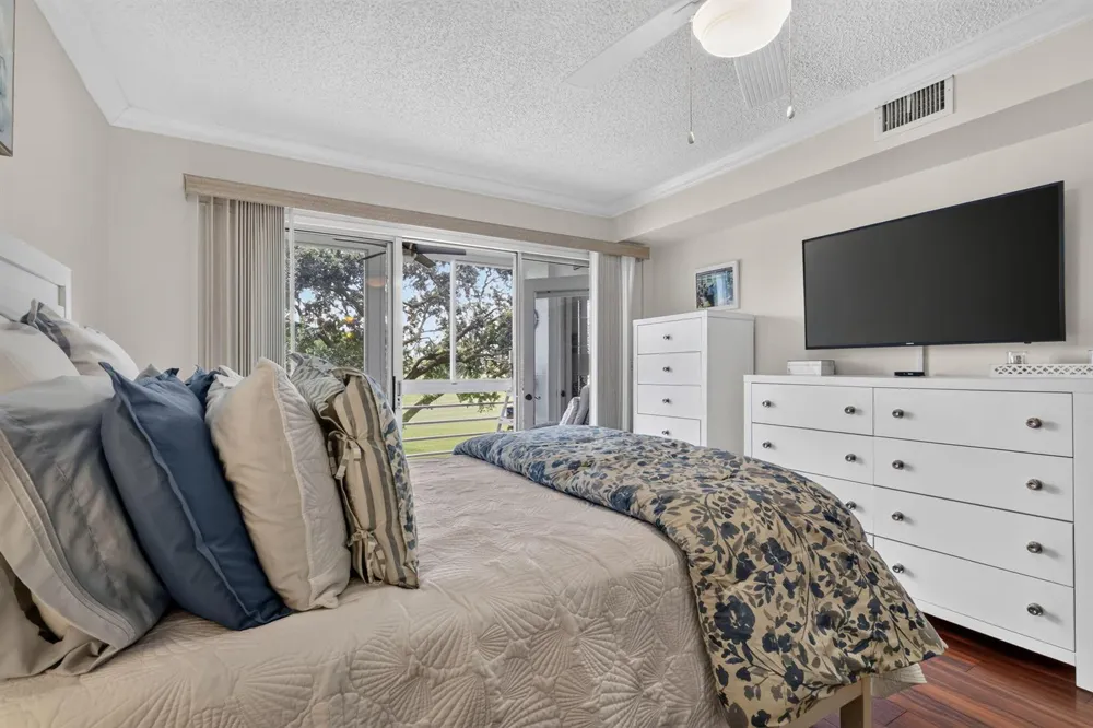 3951 Via Poinciana #209 Lake Worth, FL 33467