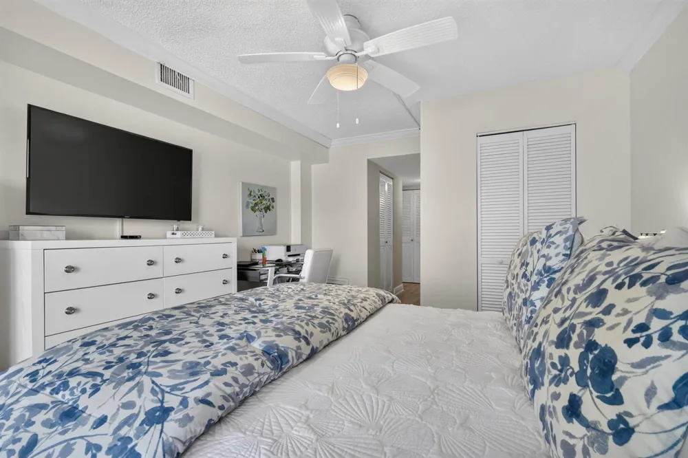 3951 Via Poinciana #209 Lake Worth, FL 33467