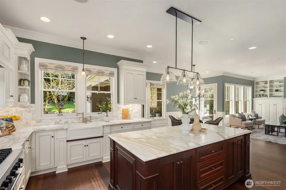 2212 77th Avenue SE Mercer Island, WA 98040