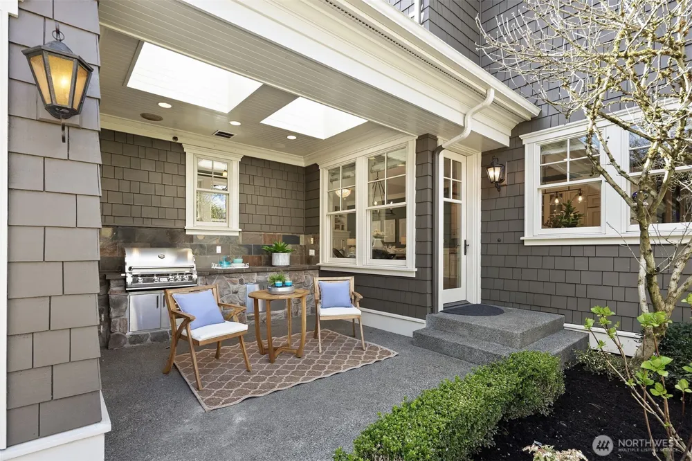 2212 77th Avenue SE Mercer Island, WA 98040