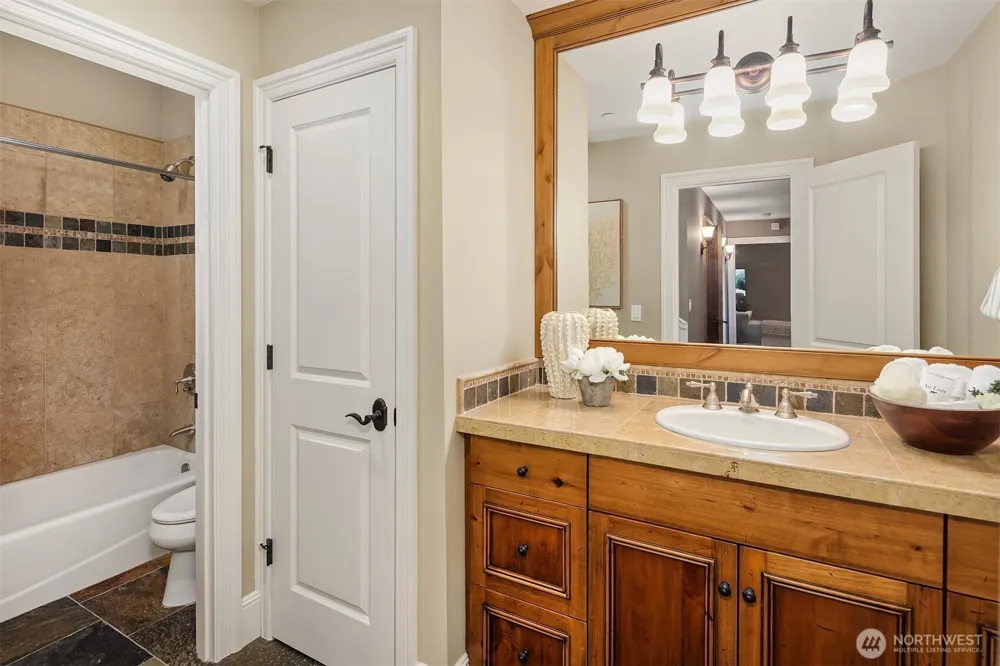 2212 77th Avenue SE Mercer Island, WA 98040