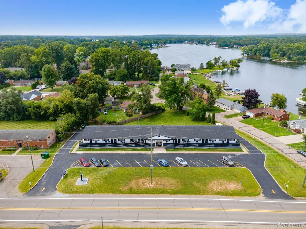 2475 S COMMERCE ROAD #3 Wolverine Lake Village, MI 48390
