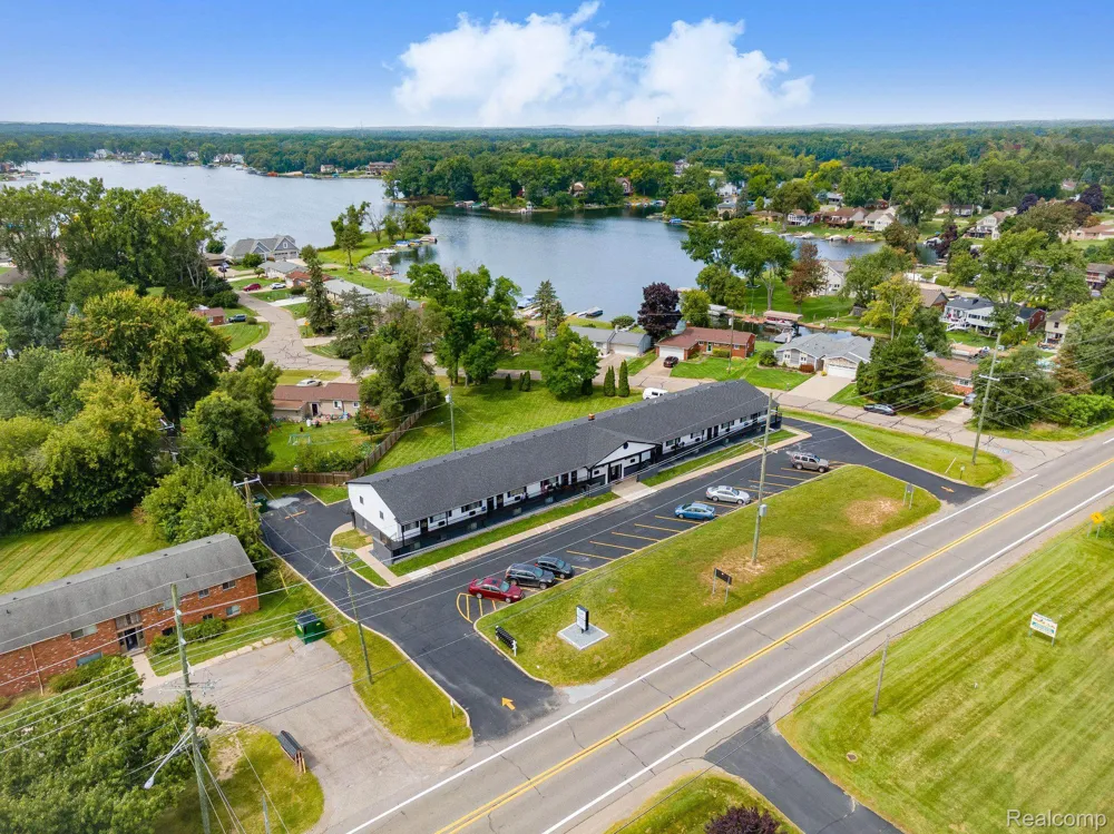 2475 S COMMERCE ROAD #3 Wolverine Lake Village, MI 48390
