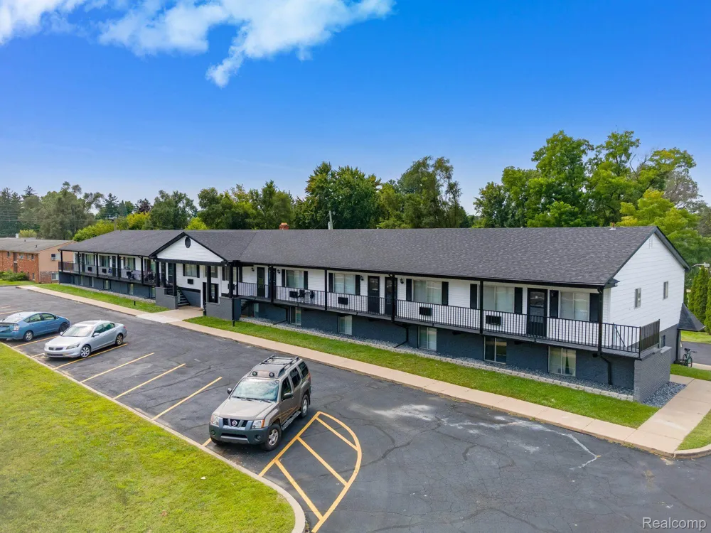 2475 S COMMERCE ROAD #3 Wolverine Lake Village, MI 48390
