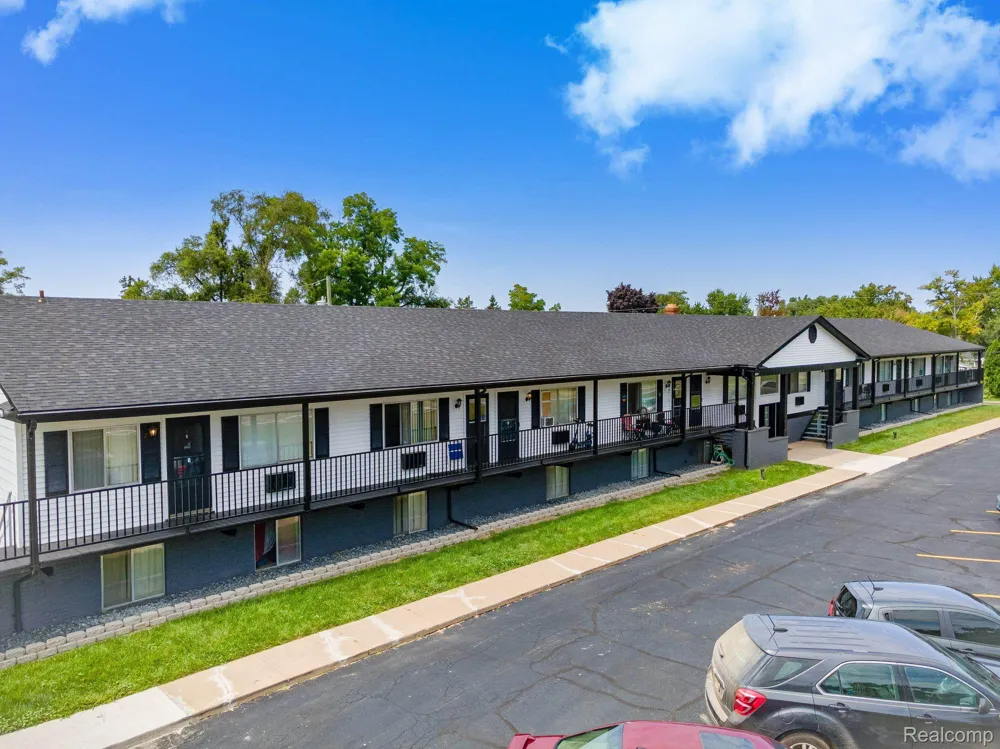 2475 S COMMERCE ROAD #3 Wolverine Lake Village, MI 48390
