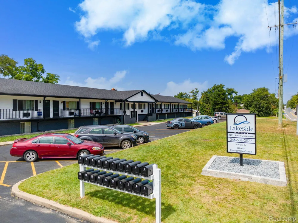 2475 S COMMERCE ROAD #3 Wolverine Lake Village, MI 48390