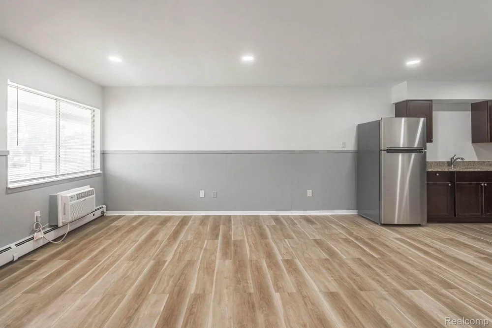 2475 S COMMERCE ROAD #3 Wolverine Lake Village, MI 48390