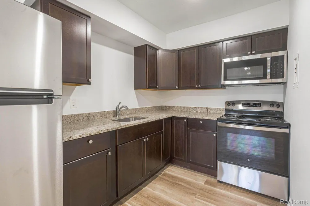 2475 S COMMERCE ROAD #3 Wolverine Lake Village, MI 48390