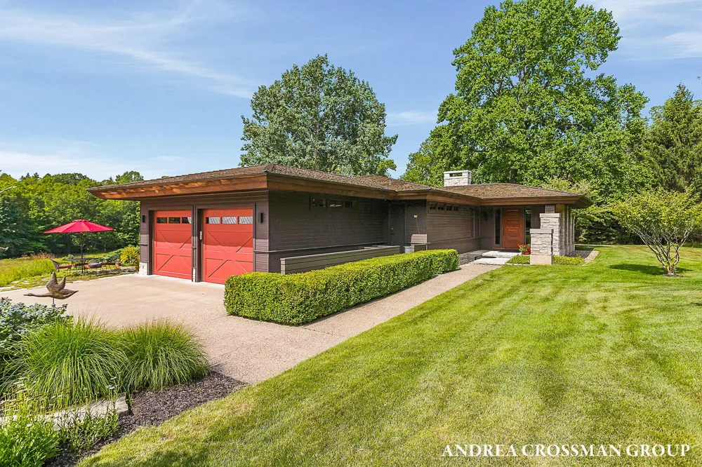 2048 Lakeshore Drive Fennville, MI 49408