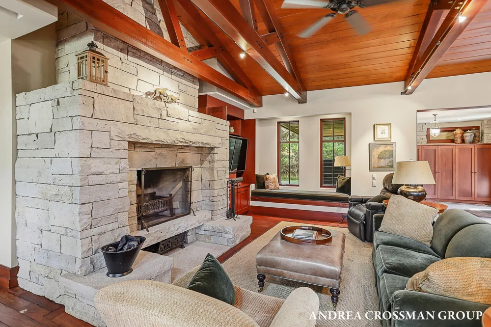 2048 Lakeshore Drive Fennville, MI 49408