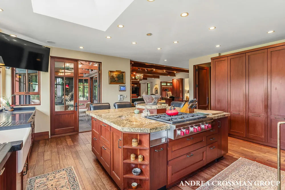 2048 Lakeshore Drive Fennville, MI 49408