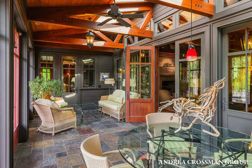 2048 Lakeshore Drive Fennville, MI 49408