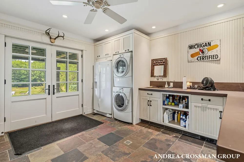 2048 Lakeshore Drive Fennville, MI 49408
