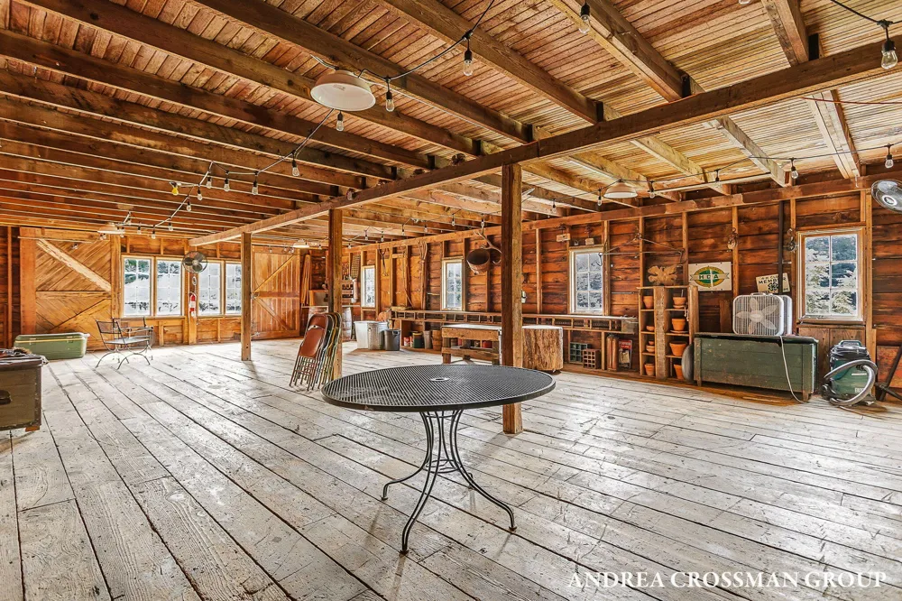 2048 Lakeshore Drive Fennville, MI 49408