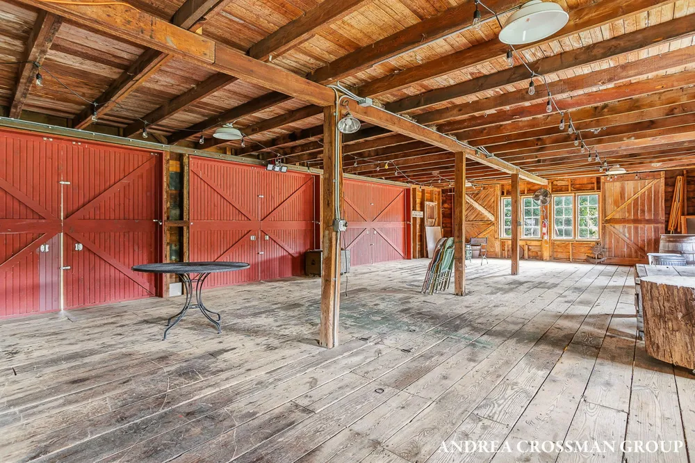 2048 Lakeshore Drive Fennville, MI 49408