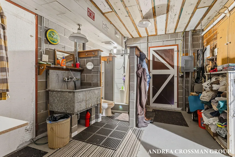 2048 Lakeshore Drive Fennville, MI 49408