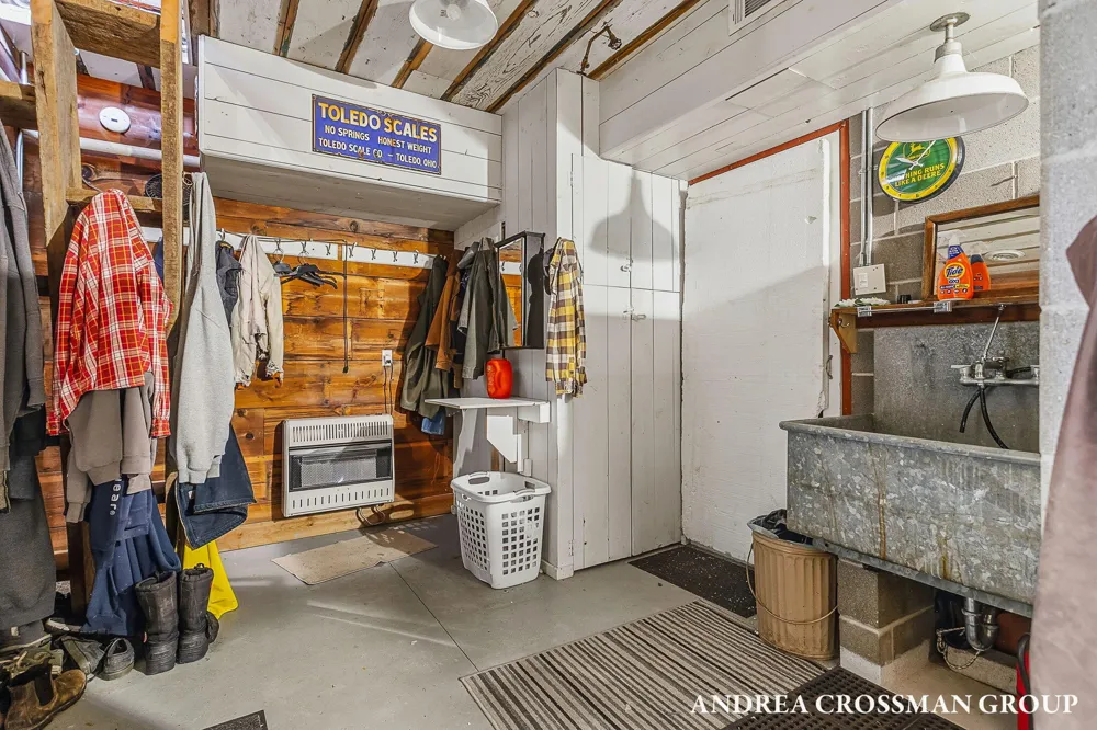 2048 Lakeshore Drive Fennville, MI 49408