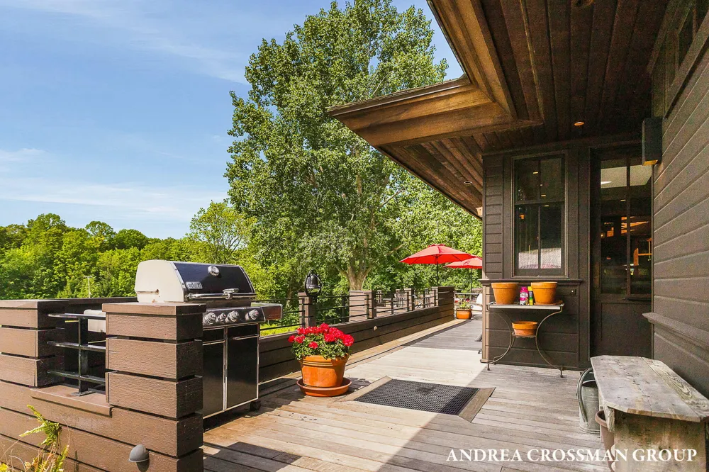 2048 Lakeshore Drive Fennville, MI 49408