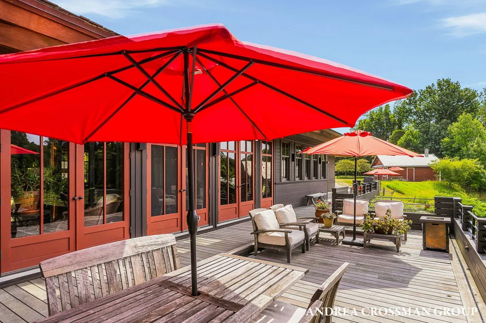 2048 Lakeshore Drive Fennville, MI 49408
