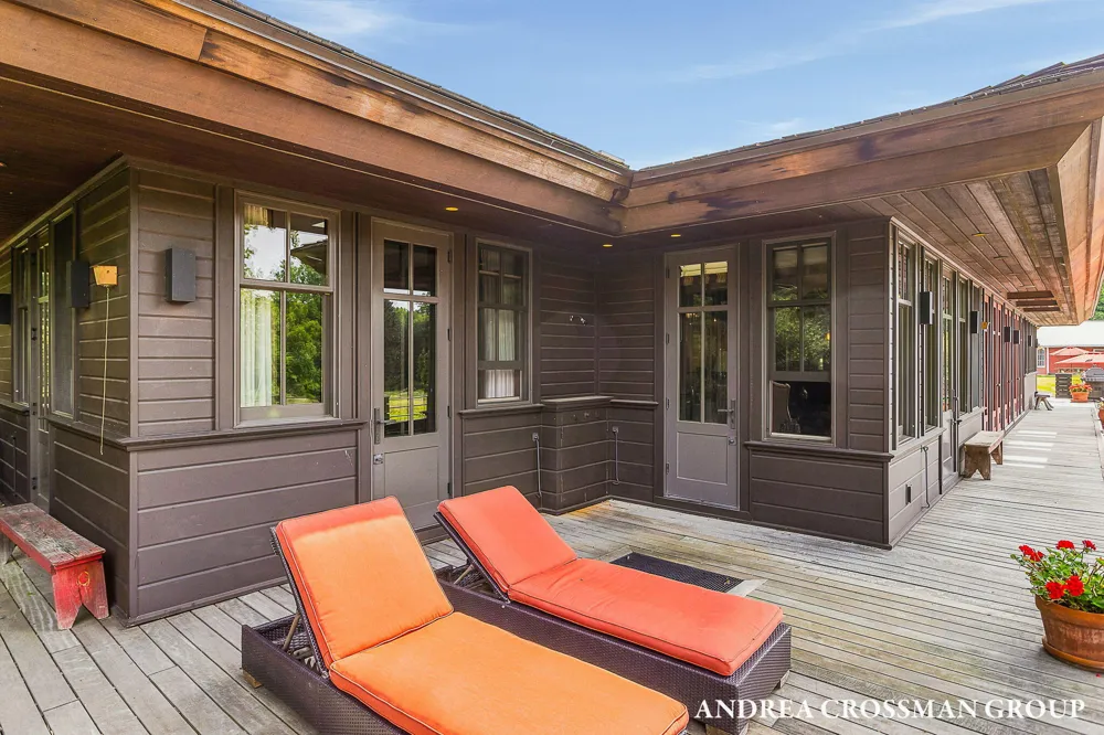 2048 Lakeshore Drive Fennville, MI 49408