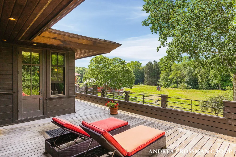 2048 Lakeshore Drive Fennville, MI 49408