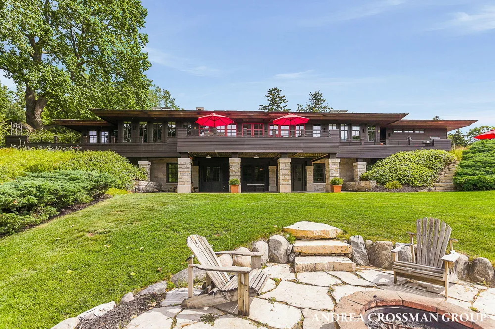 2048 Lakeshore Drive Fennville, MI 49408