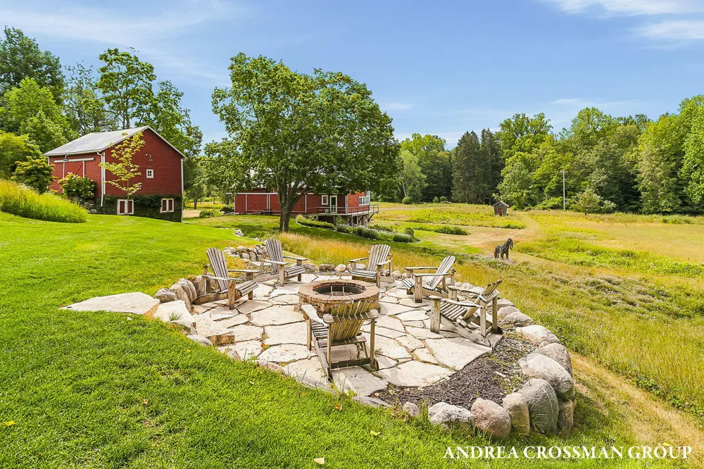 2048 Lakeshore Drive Fennville, MI 49408