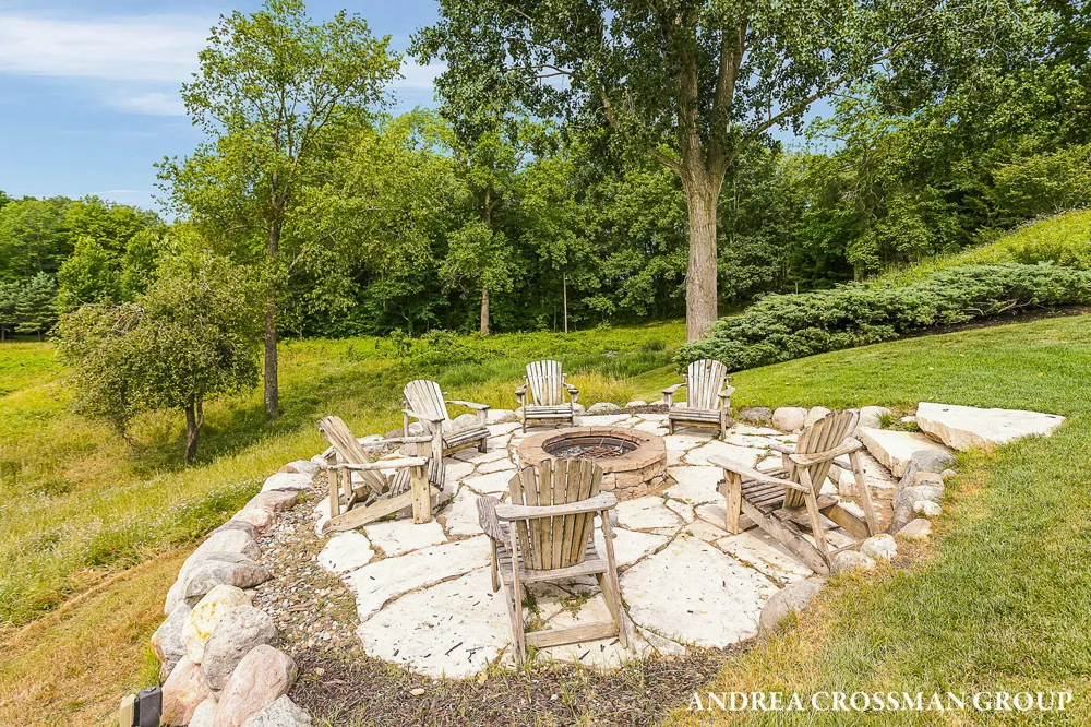 2048 Lakeshore Drive Fennville, MI 49408